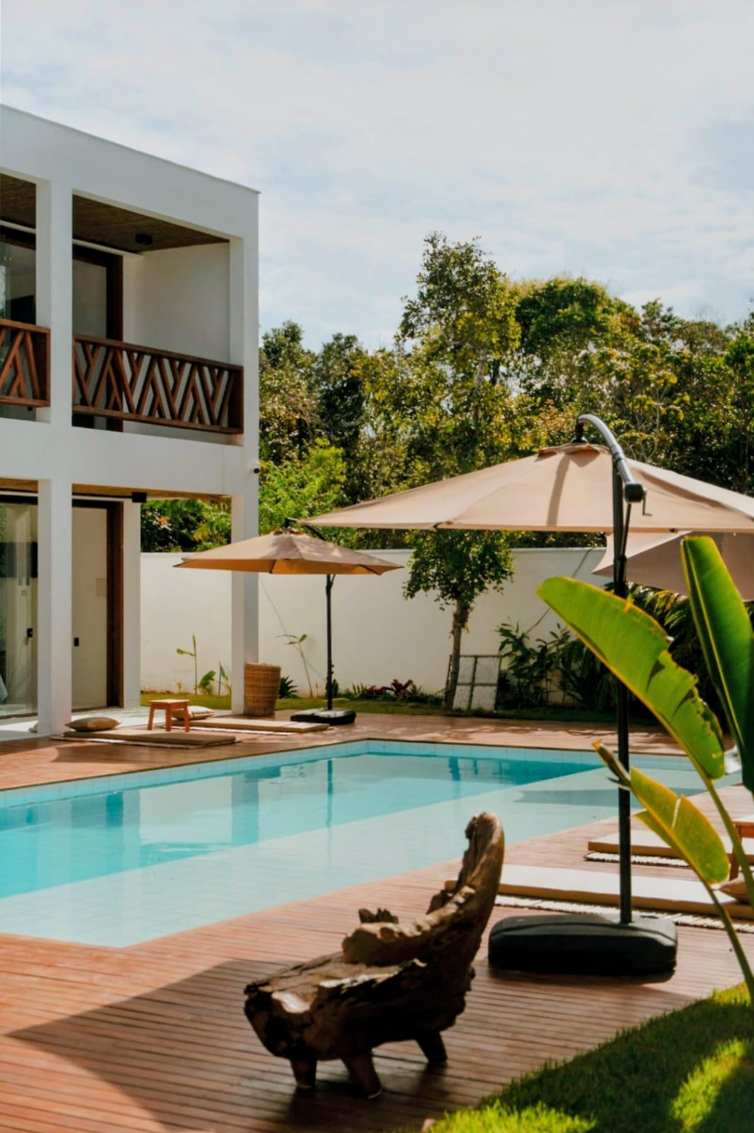 Piscina e área de descanso