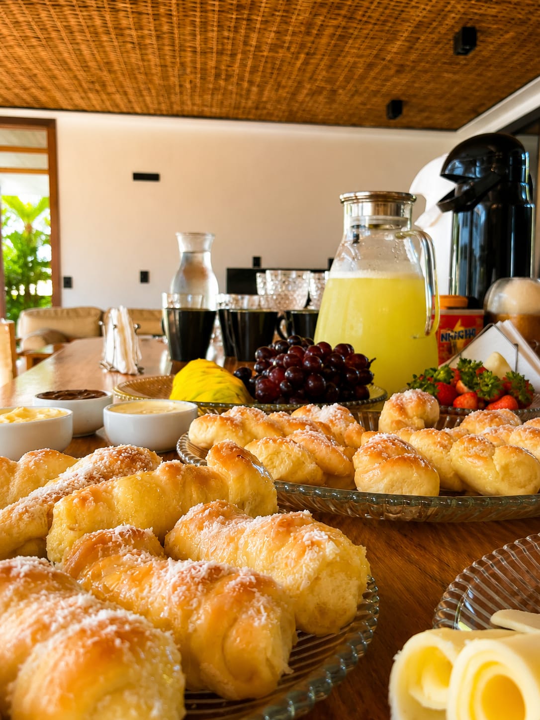 Café da manhã com frutas tropicais e sucos